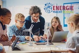 Lehrer der Lernenden bei einem Projekt zu Windenergie hilft.