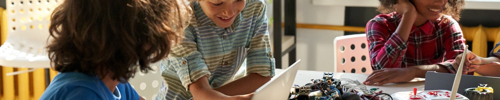 Kinder bauen gemeinsam einen Roboter