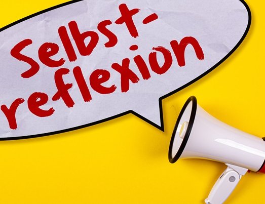 Selbstreflexion vor gelbem Hintergrund in einer Sprechblase