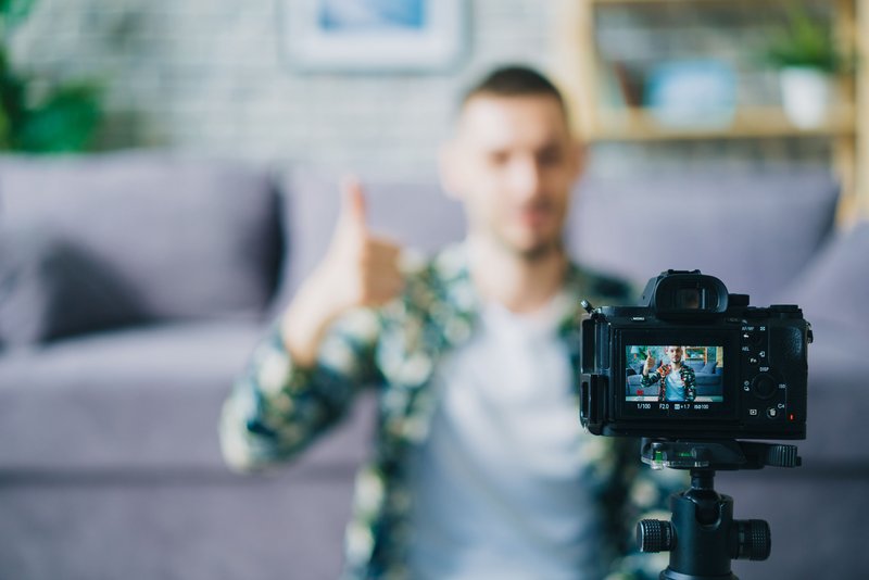 Mann steht vor Kamera 