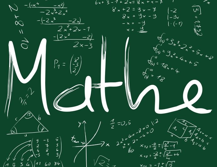 Mathe und Formeln auf einer grünen Tafel