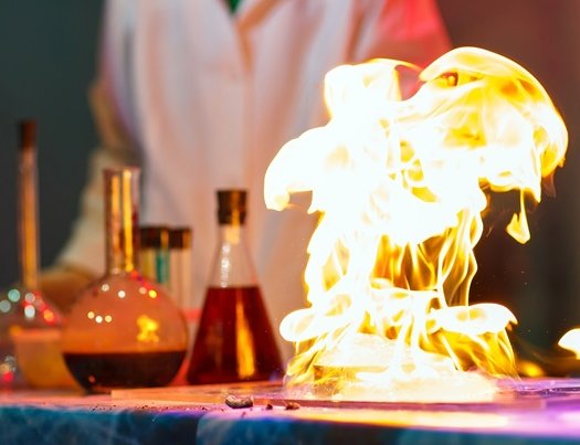 Feuer beim Bunsenbrenner im Chemie-Unterricht