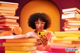 Frau zwischen Bücherstapeln