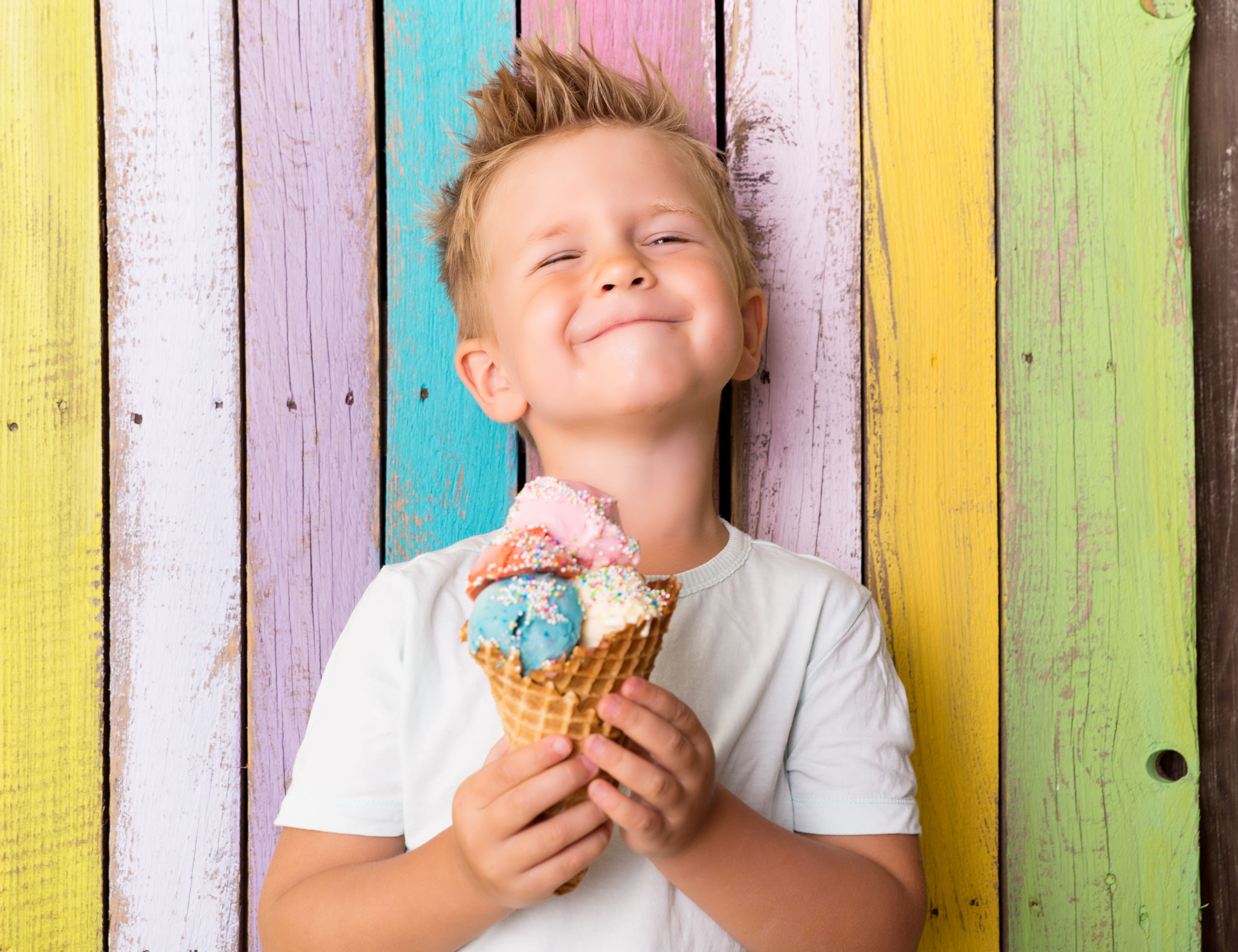 Junge isst ein Eis