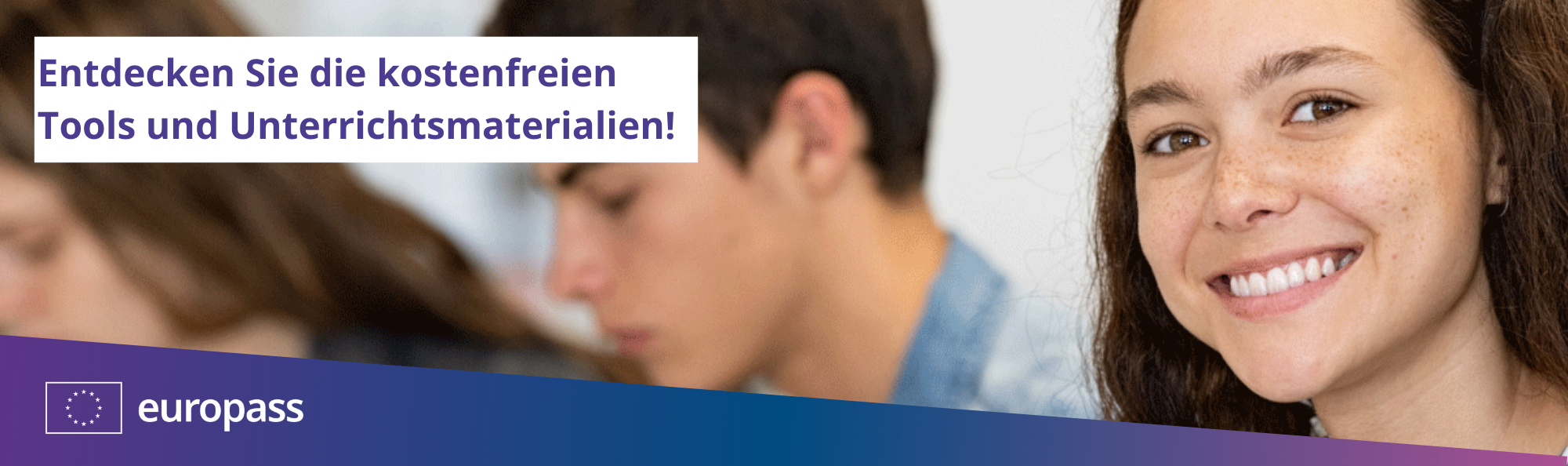 Mädchen schaut in Kamera. 