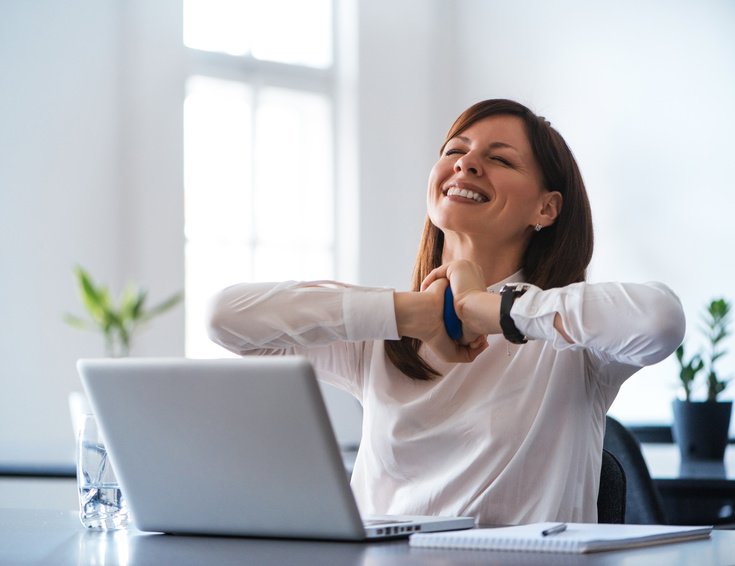 Frau sitzt am Laptop