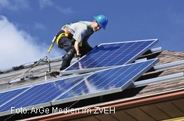 erneuerbare Energien zur Stromversorgung Mann installiert Photovoltaikanlage auf Dach