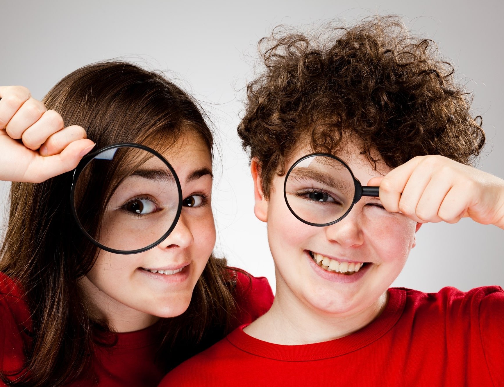Kinder mit Lupen