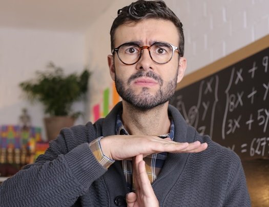 Lehrer zeigt das "Stopp"-Zeichen