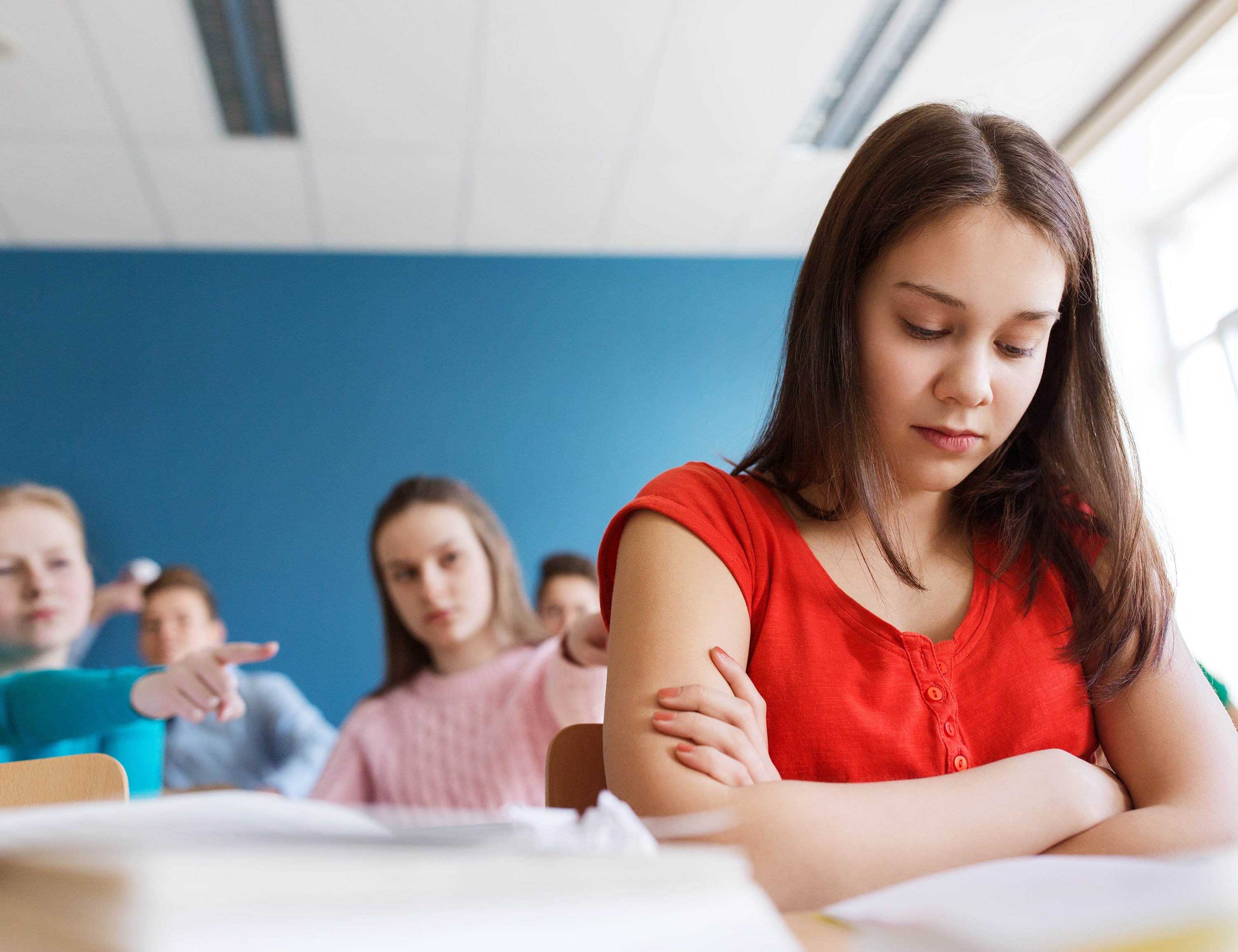 Mädchen wird in der Schule gemobbt