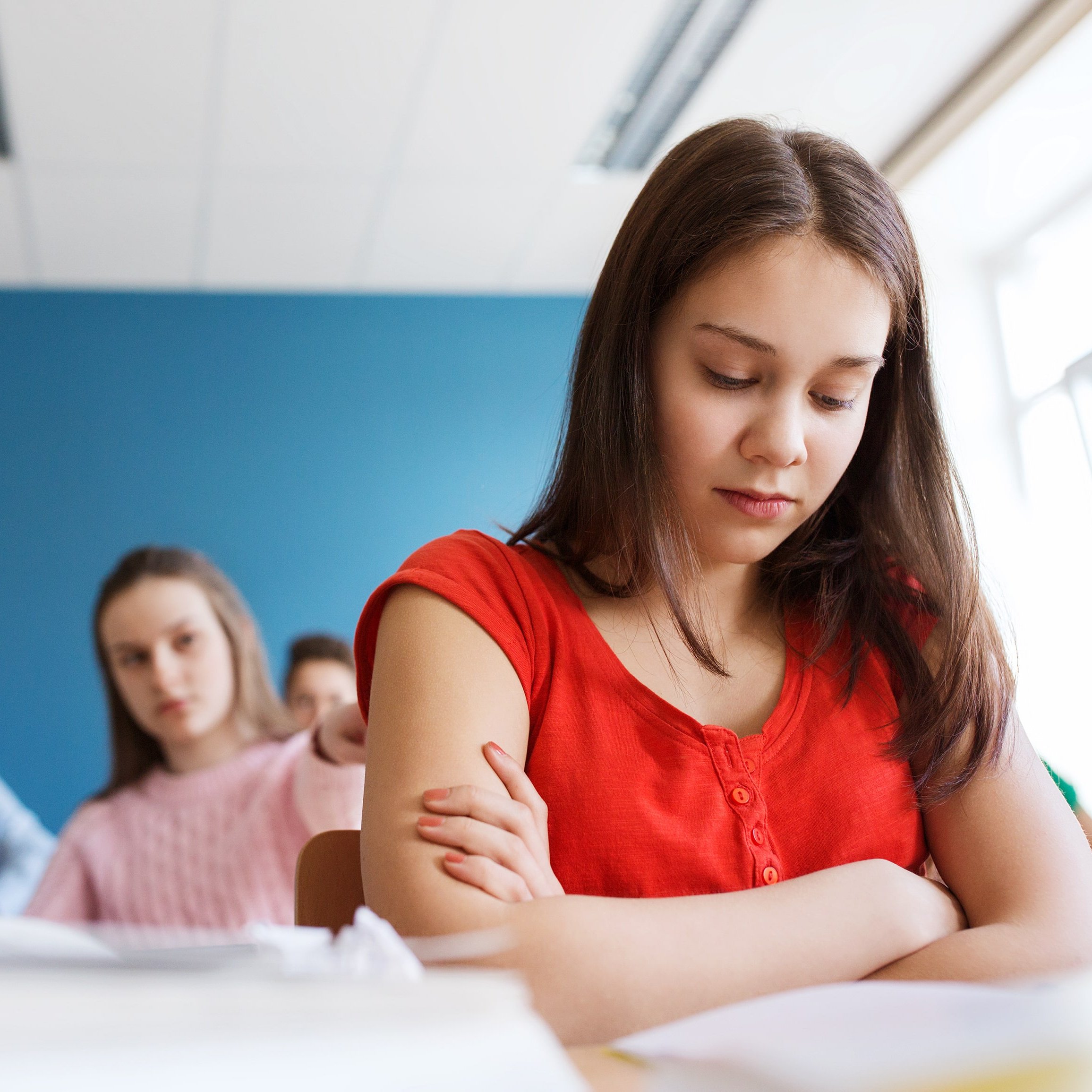 Mädchen wird in der Schule gemobbt