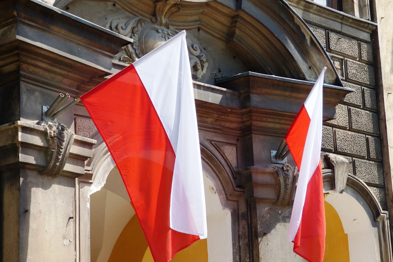 Polnische Flagge an einem Gebäude