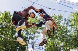 Immer ein Erlebnis: Klassenfahrten ins Rheinland Kinder beim Klettern