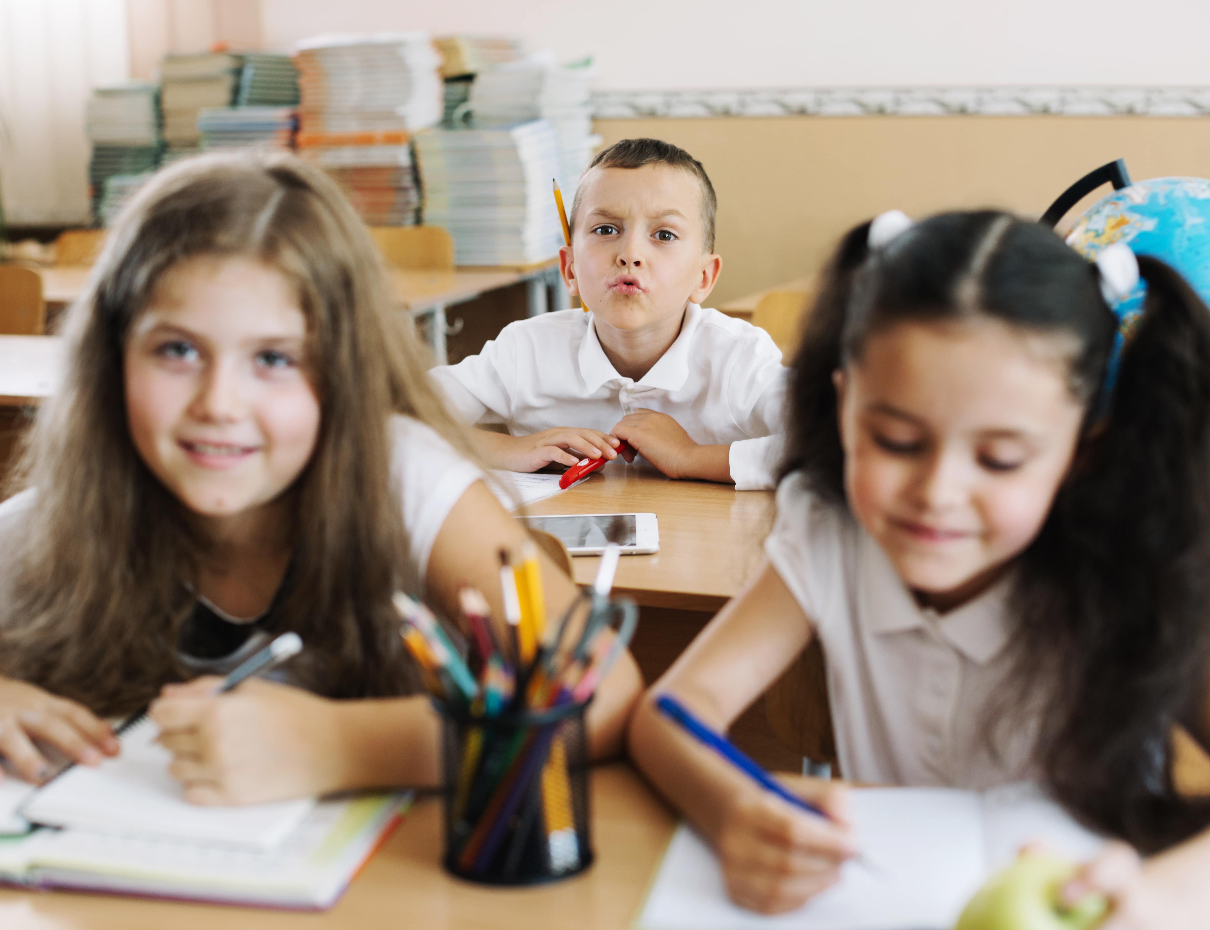 Junge macht Quatsch im Unterricht