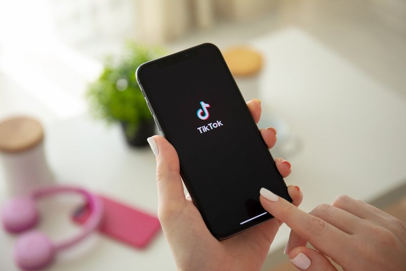 Smartphone auf dem TikTok geöffnet ist. 