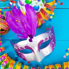 Venezianische Maske auf blauem Hintergrund