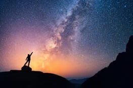 Sternen-App Im Hintergrund Sternenhimmel, Mann im Schatten