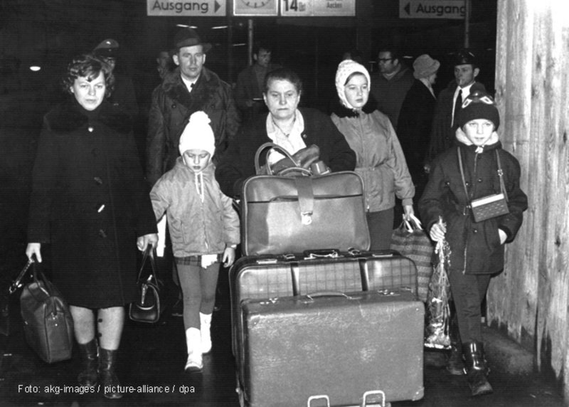 Übersiedler aus Polen bei einem Zwischenaufenthalt um 4 Uhr morgens auf dem Hauptbahnhof von Hannover.