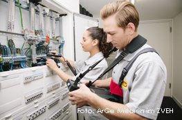 Berufsorientierung mit "Meine Zukunft im E-Handwerk" Elektriker am Zählerschrank