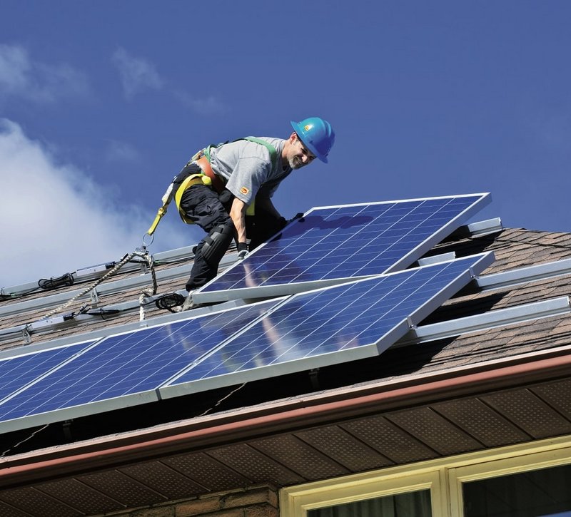 Handwerker installiert PV-Anlage auf Dach