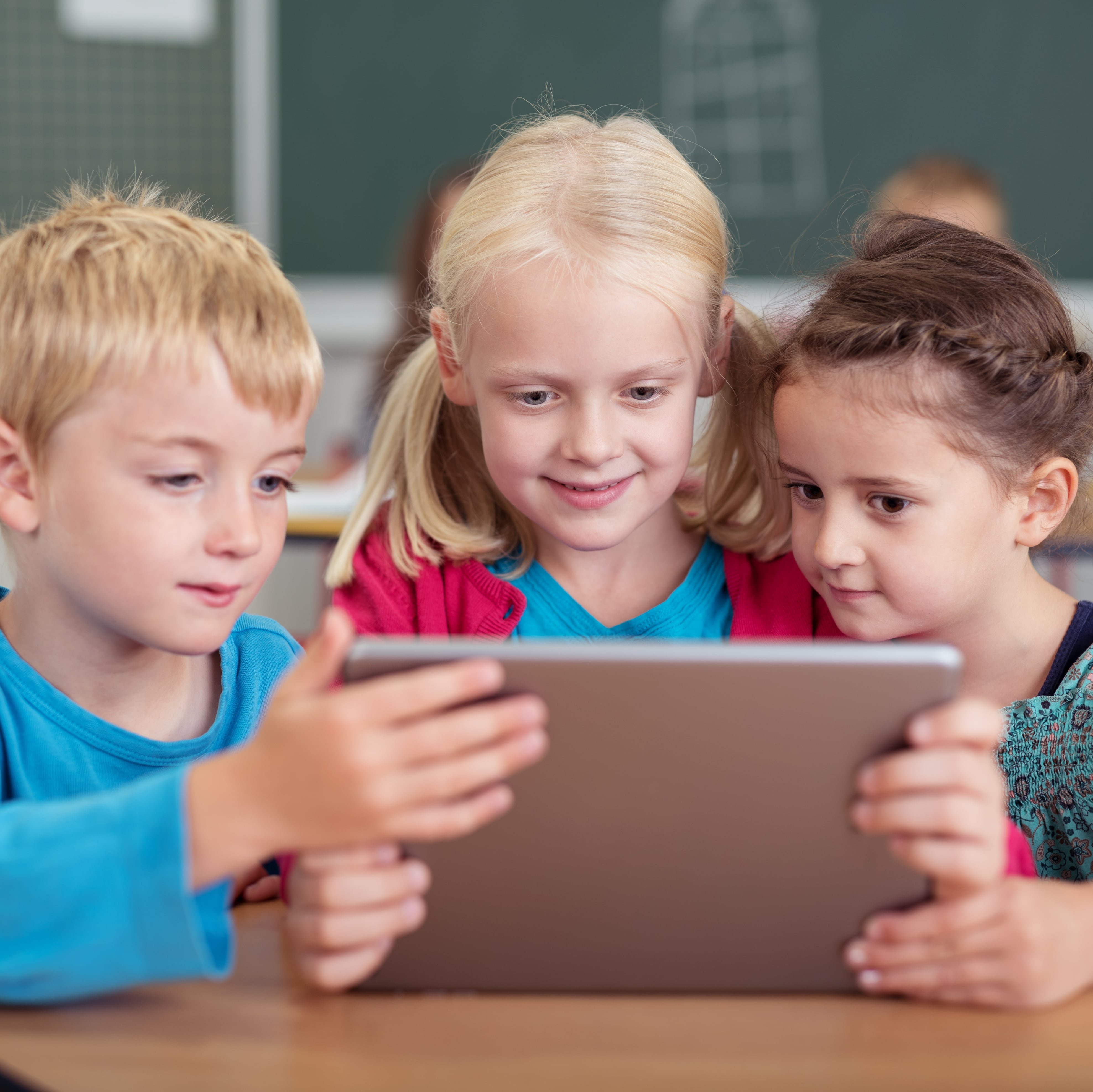 Kinder schauen auf ein Tablet