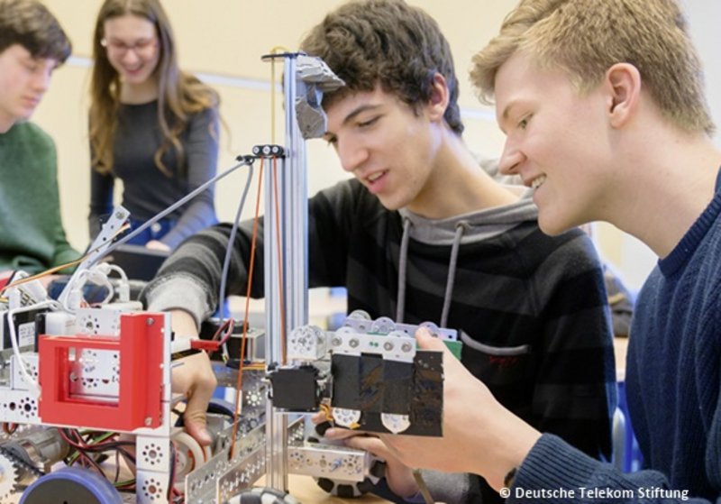 Schüler arbeiten mit einem Roboter