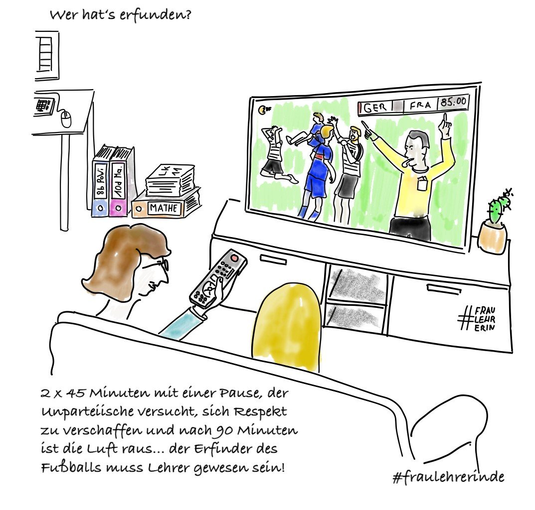 Schule und Fußball Zwei Frauen schauen ein Fußballspiel und denken über Parallelen zur Schule nach.