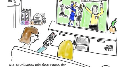 Zwei Frauen schauen ein Fußballspiel und denken über Parallelen zur Schule nach. 