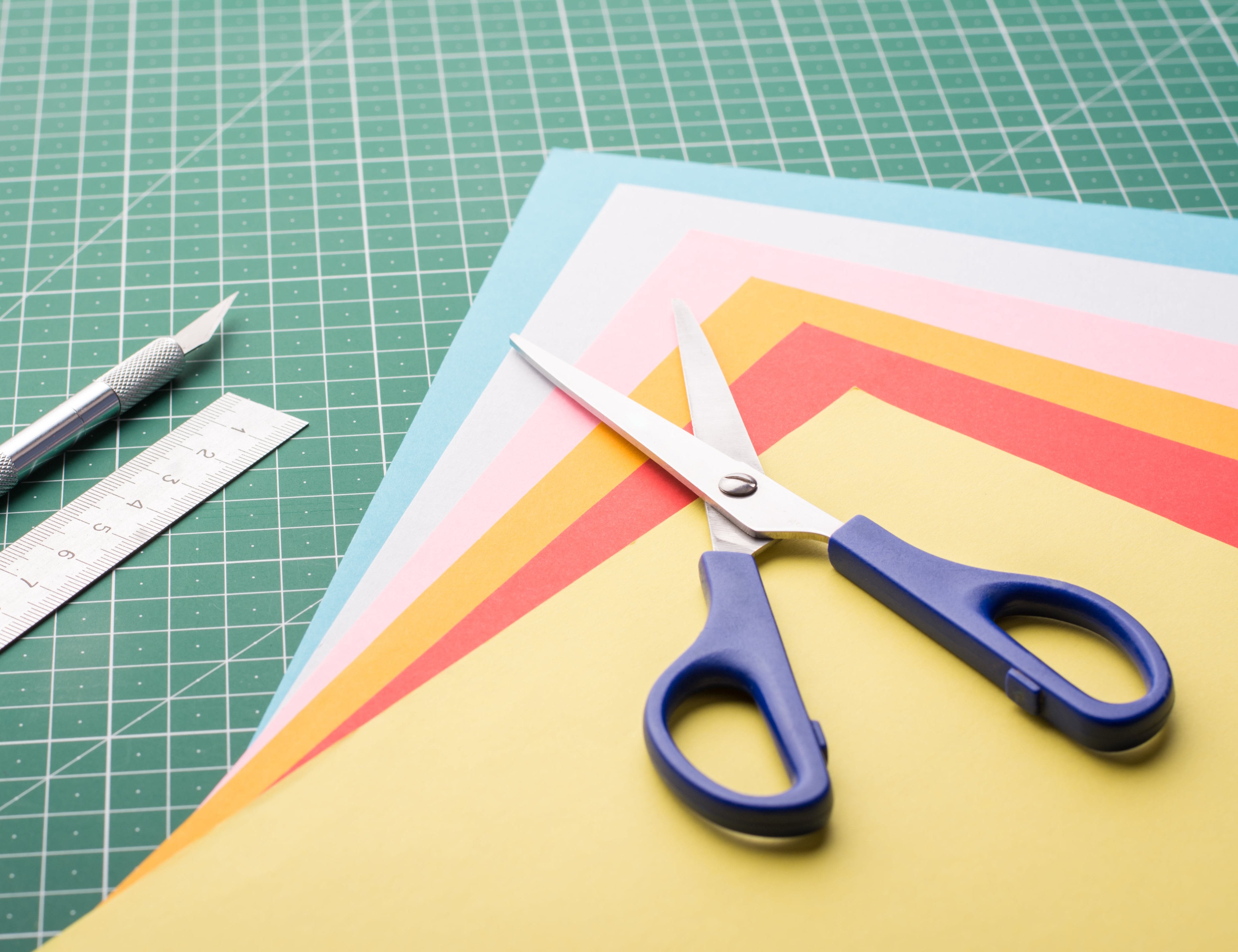 Basteln Tonpapier und Schere