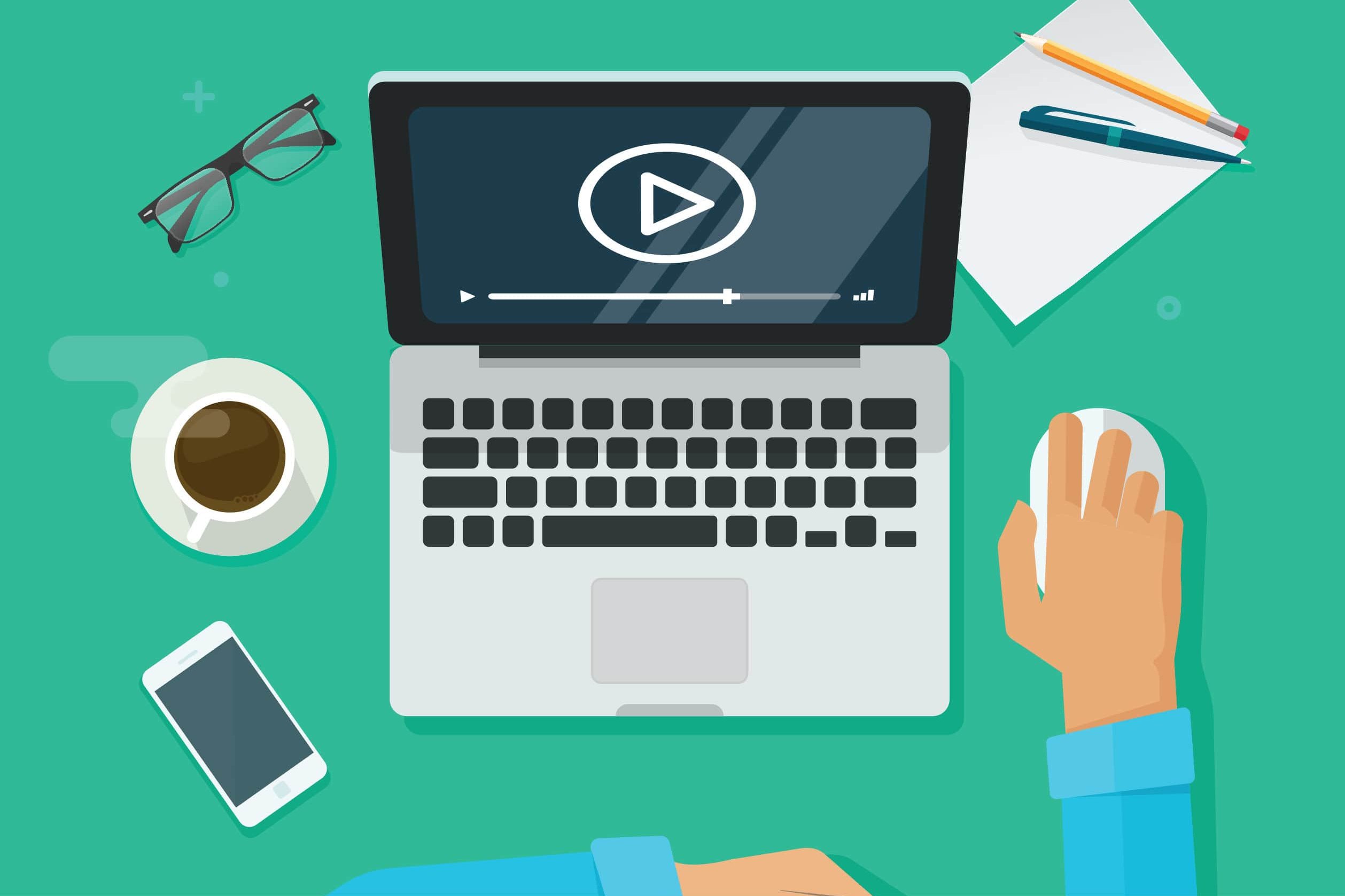 Person sitzt vorm Laptop und schaut ein Erklärvideo