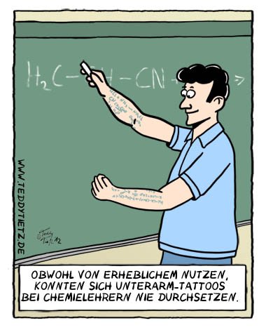 Chemielehrer mit Armtatoos schreibt an die Tafel
