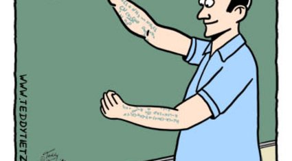 Chemielehrer mit Armtatoos schreibt an die Tafel