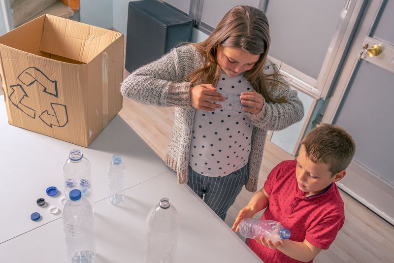 Kinder mit Plastikflaschen