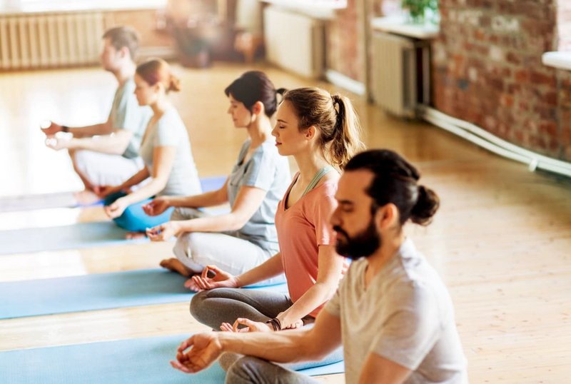 Gruppe macht Yoga
