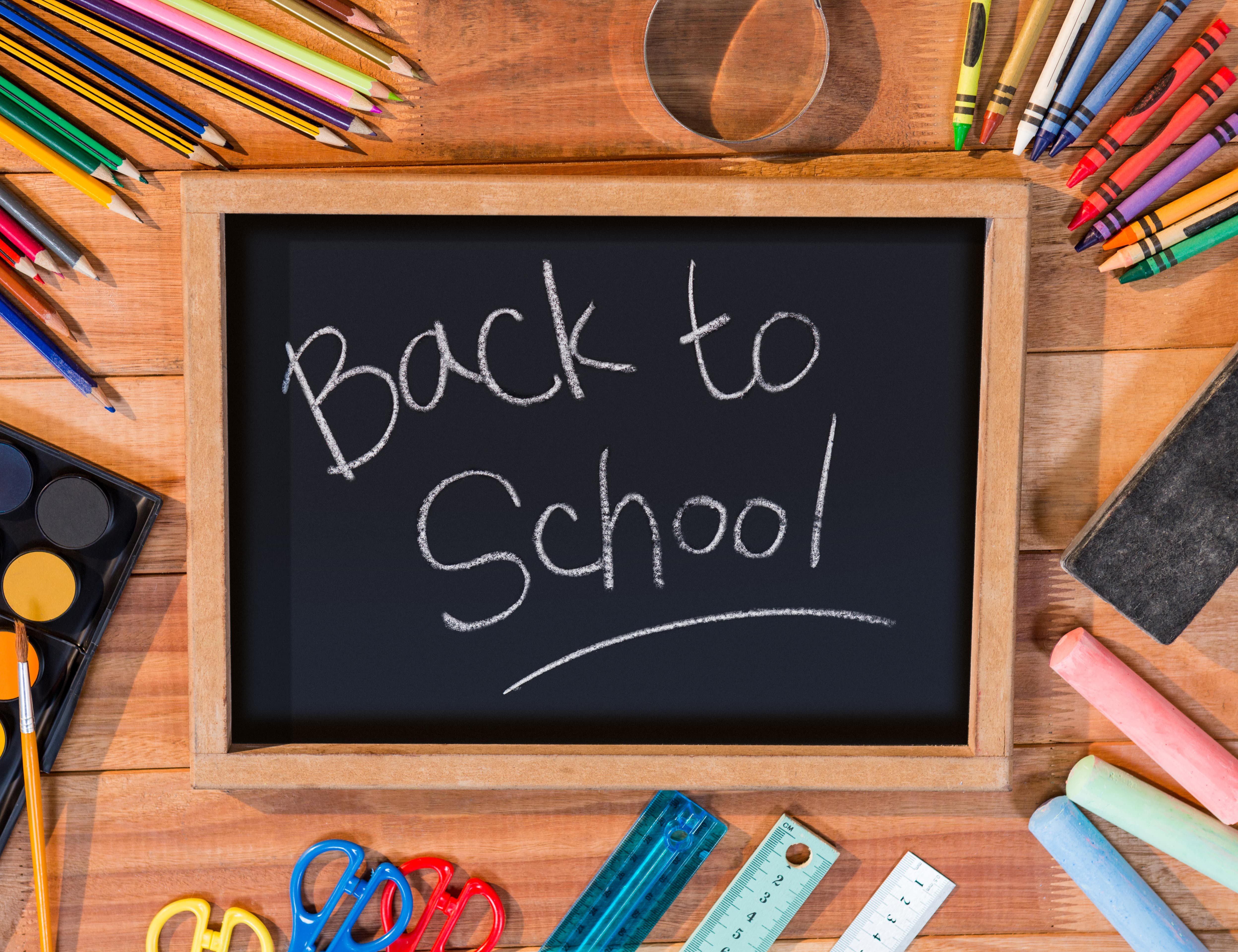 Tafel mit der Aufschrift "Back to school"