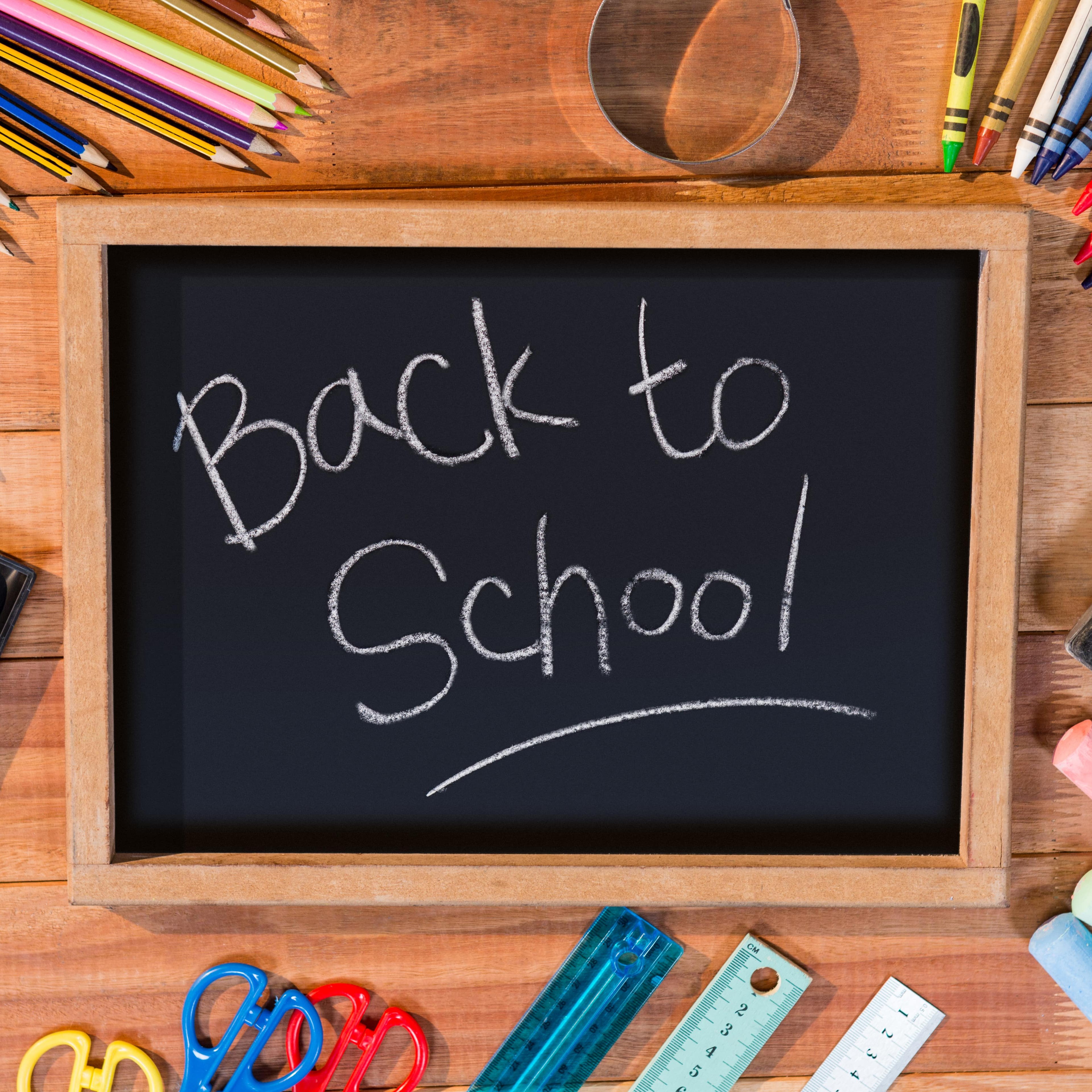 Tafel mit der Aufschrift "Back to school"