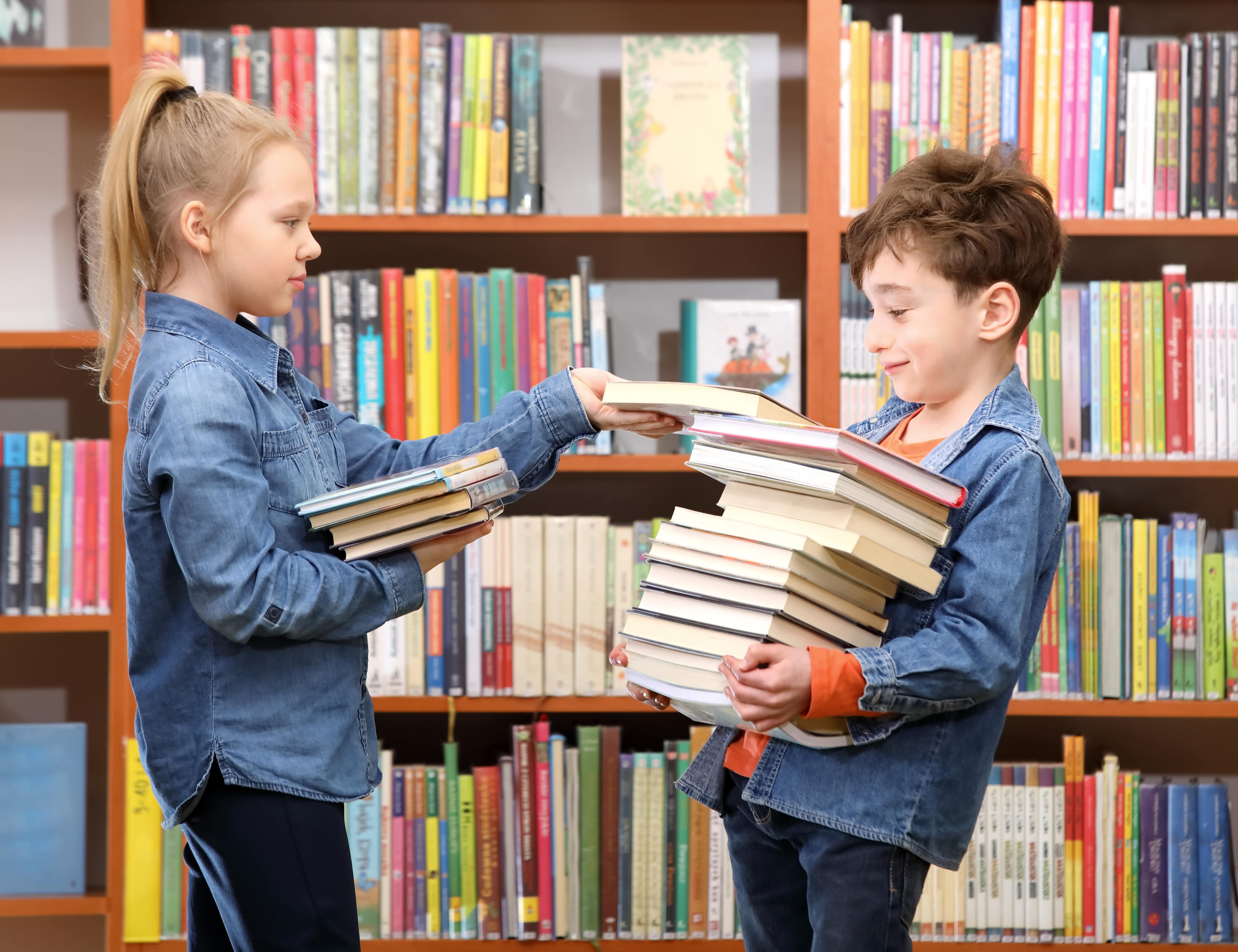Kinder in einer Bibliothek