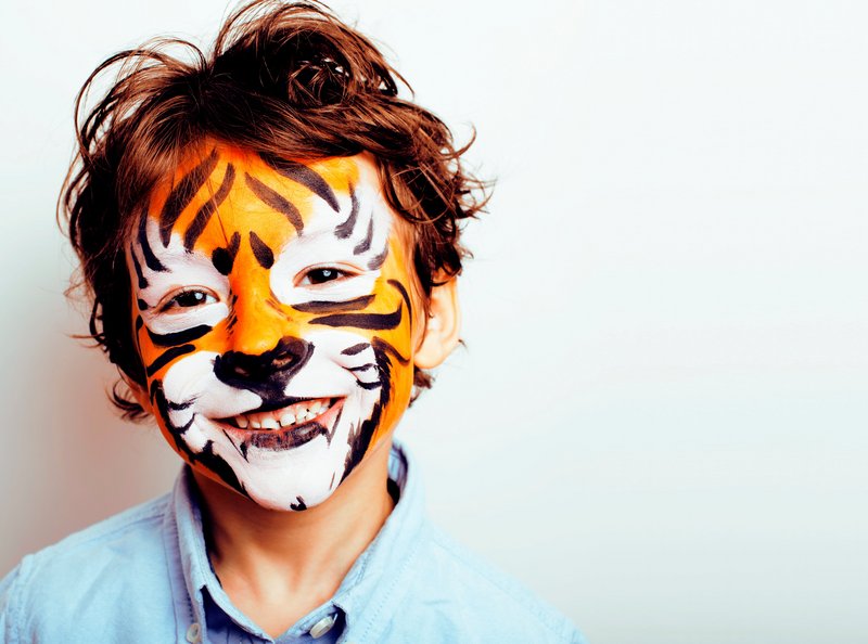als Tiger geschminktes Kind
