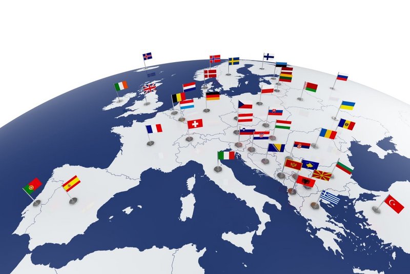 Karte von Europa auf der alle Länder mit den entsprechenden Flaggen markiert sind.