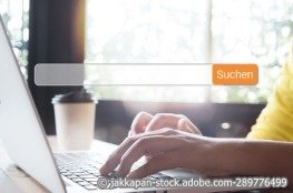 Redesign Suche Lehrer Online eine Hand tippt auf Computertastatur; Suchfeld im