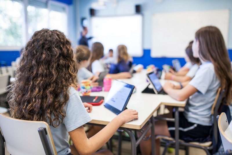 FAQ Ganztagsschule Schülerinnen und Schüler mit Tablets im Unterricht