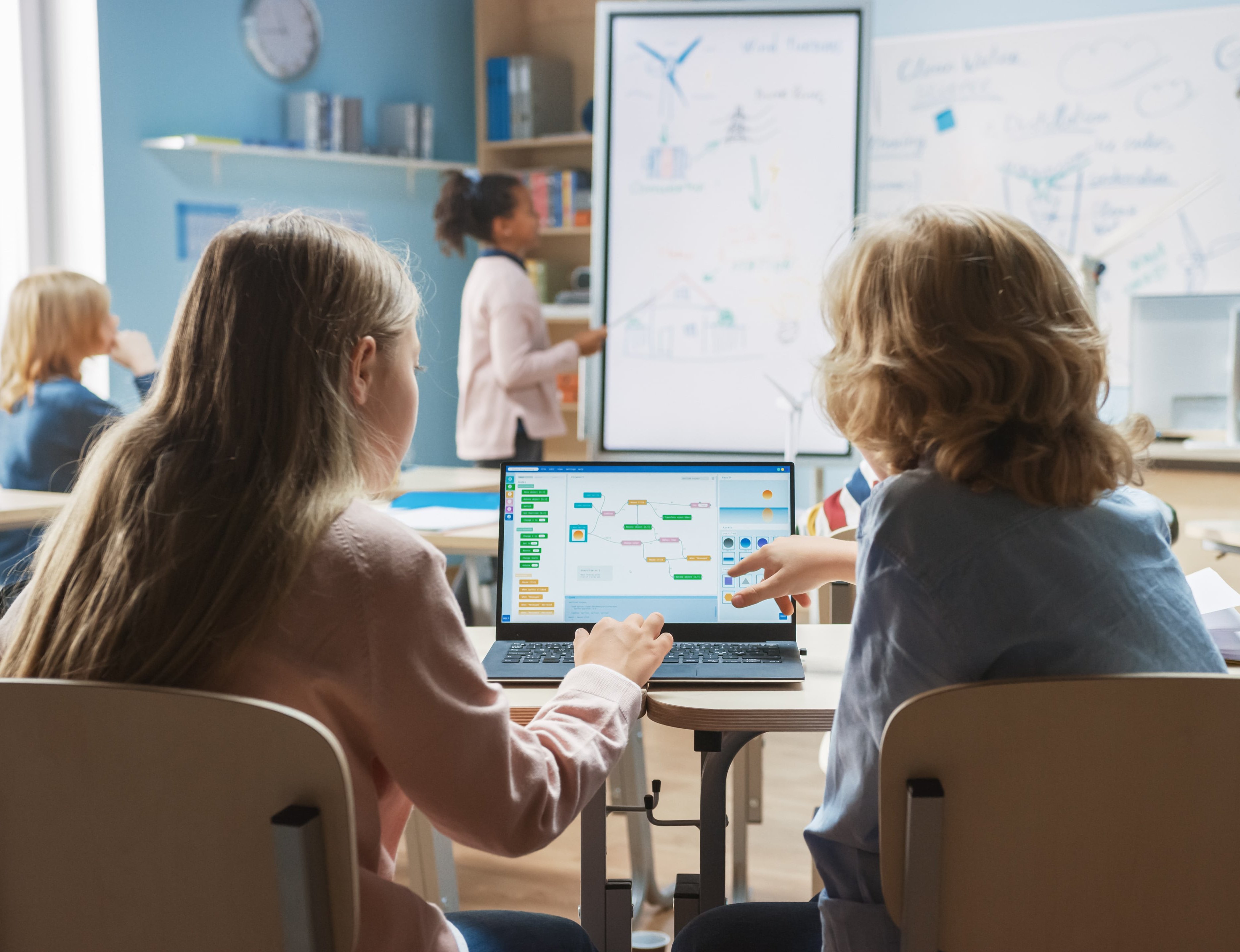 Junge und Mädchen nutzen interaktive Übungen auf dem Computer
