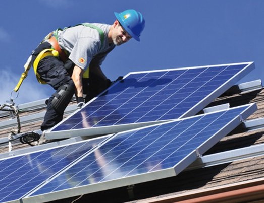 Handwerker baut Photovoltaik Anlage auf
