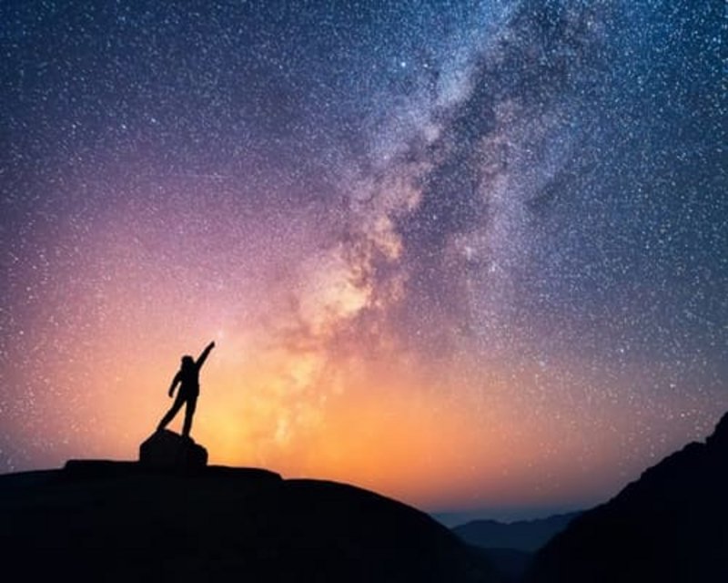 Ein Mensch betrachtet den Sternenhimmel