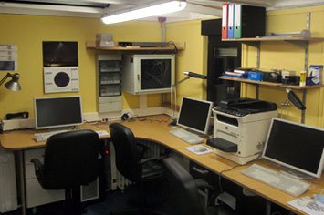 abb_5_EDV_raum.jpg Von den Computer-Arbeitsplätzen aus können die Schülerinnen und Schüler das Hauptteleskop steuern