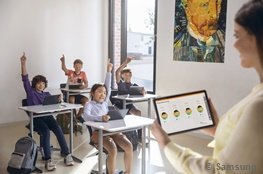 Wissen im wunderbaren Wandel Bild 2 Lehrerin mit Tablet vor Klasse