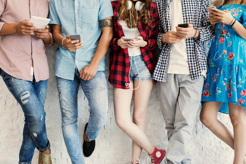 Jugendliche am Smartphone