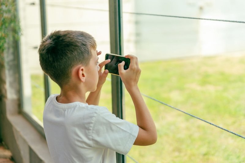 Junge fotografiert mit Handy