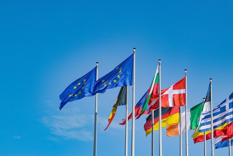 Internationale Flaggen gehisst