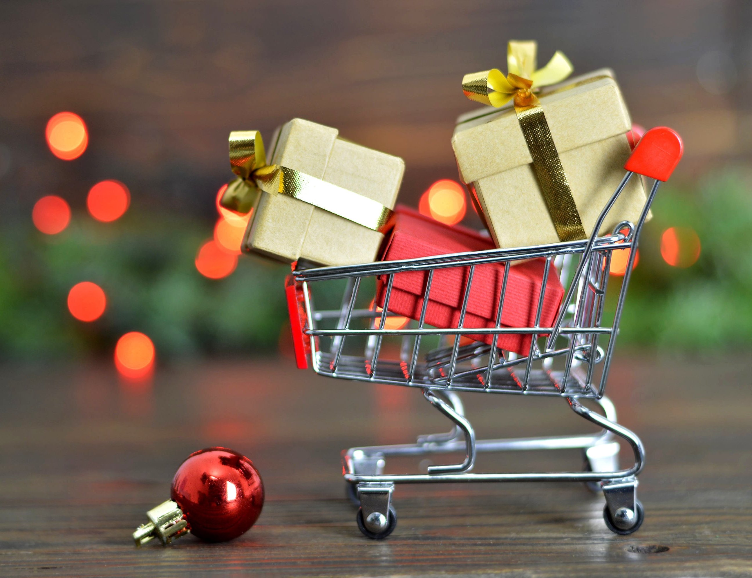 Einkaufswagen mit Geschenken